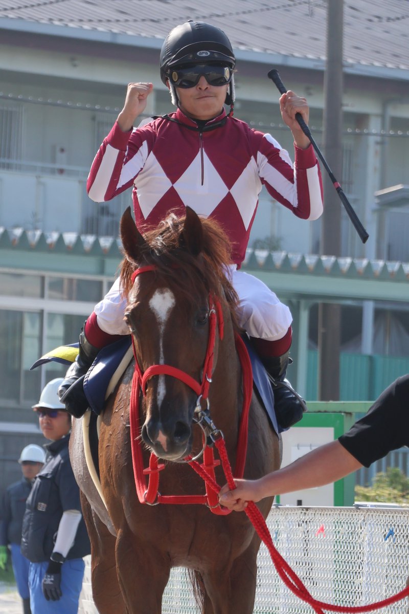 hochichihokeiba's tweet photo. 【阪神アーバン競馬】園田競馬

11Ｒ、メインの納涼特別は８頭立て７番人気のホクザンゴールド（藤川純厩舎）が２馬身半差で快勝。鞍上の長尾翼玖騎手は2024年8月14日以来、約２年ぶりのメインレース勝利です
韓流アイドル好きのお母様へ「サランヘヨ！」とハートでメッセージを送っていました

#長尾翼玖
#ホクザンゴールド
#藤川純