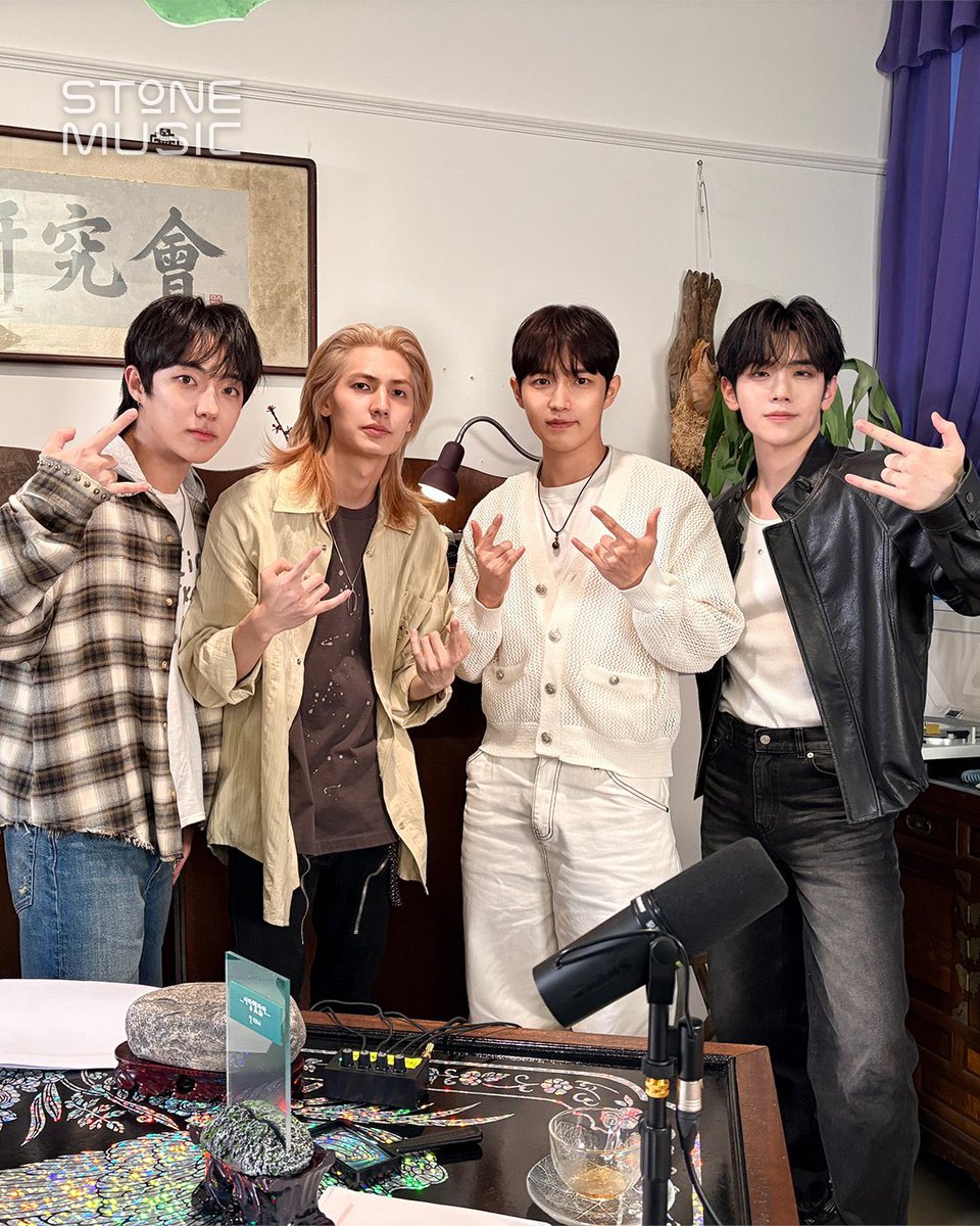 xox_ro7's tweet photo. 태래만 조명 킨거처럼 하얘ㅋㅋㅋㅋ🤍🤍 https://t.co/TuH0s9tVna
