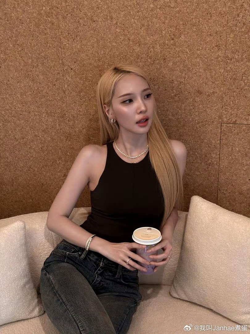 janhaefanpage's tweet photo. JANHAE UPDATE 💜  (1/2)
Weibo : 我叫Janhae煮蛋  

姐姐

#JANHAE #JANIVERSE https://t.co/hw7SNkOkew