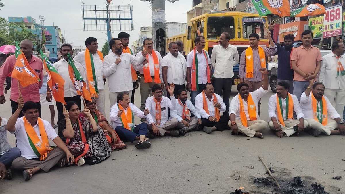 BjpJayanth's tweet photo. 🚩 ప్రధాని నివాసం వద్ద కాంగ్రెస్ అరాచక రాజకీయాలకు నిరసనగా పరకాలలో కాంగ్రెస్ దిష్టిబొమ్మ దహనం

బీజేపీ రాష్ట్ర శాఖ పిలుపు మేరకు,బీజేపీ పరకాల పట్టణ శాఖ అధ్యక్షులు గాజుల నిరంజన్ ఆధ్వర్యంలో పరకాల బస్టాండ్ సర్కిల్‌లో కాంగ్రెస్ పార్టీ దిష్టిబొమ్మ దహనం చేసి నిరసన కార్యక్రమం నిర్వహించారు https://t.co/2BB96OZWWR