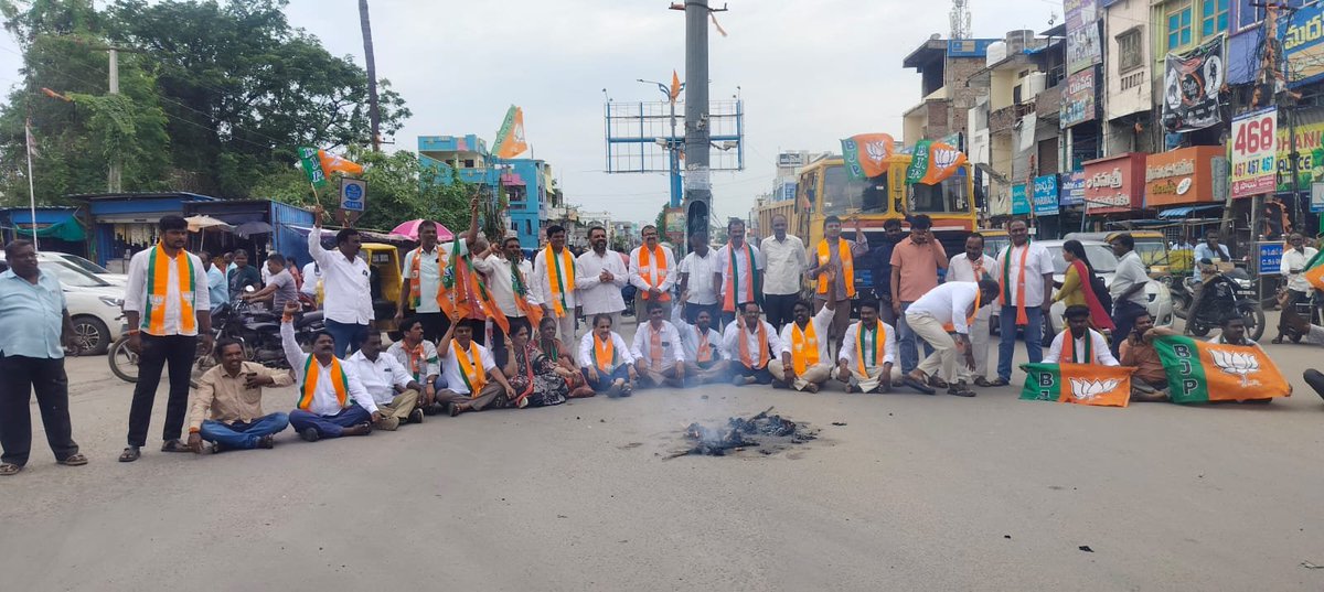 BjpJayanth's tweet photo. 🚩 ప్రధాని నివాసం వద్ద కాంగ్రెస్ అరాచక రాజకీయాలకు నిరసనగా పరకాలలో కాంగ్రెస్ దిష్టిబొమ్మ దహనం

బీజేపీ రాష్ట్ర శాఖ పిలుపు మేరకు,బీజేపీ పరకాల పట్టణ శాఖ అధ్యక్షులు గాజుల నిరంజన్ ఆధ్వర్యంలో పరకాల బస్టాండ్ సర్కిల్‌లో కాంగ్రెస్ పార్టీ దిష్టిబొమ్మ దహనం చేసి నిరసన కార్యక్రమం నిర్వహించారు https://t.co/2BB96OZWWR