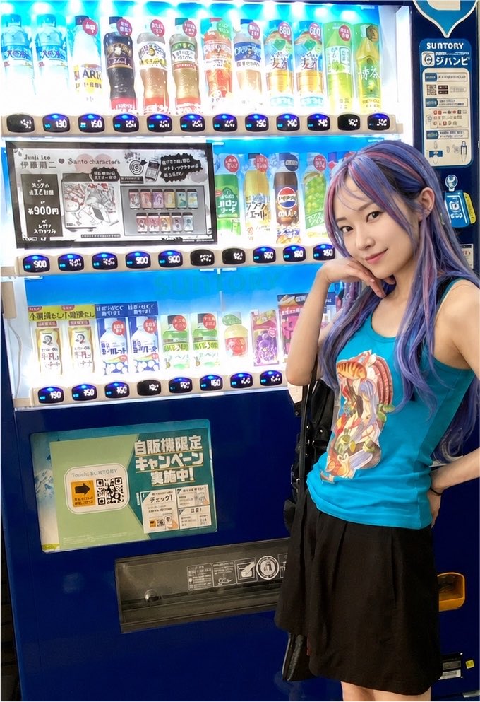 mamakiteru's tweet photo. 富江キャミ着て、伊藤潤二×サンリオキャラクターズコラボ自販機を探しに…🔎
無事見つけました♪(๑ᴖ◡ᴖ๑)♪ https://t.co/H0l2uQWuO8