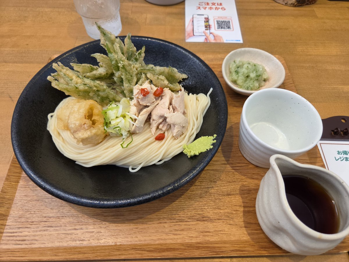ter_adg's tweet photo. ツムラボさんで薬膳ひやむぎ食べてきましたよ～
トウキ葉の天ぷらにトウキ葉入りの大根おろしが爽やかで美味でした！

いつも駐車待ちしてるくらいの人気店で、はいったのも初めて。

夏にぴったりの麺でした。

昔人間だからさ、QR コード読込みオーダーは何度やっても慣れない。無機質で味気ないね https://t.co/dk7bLtO0bI