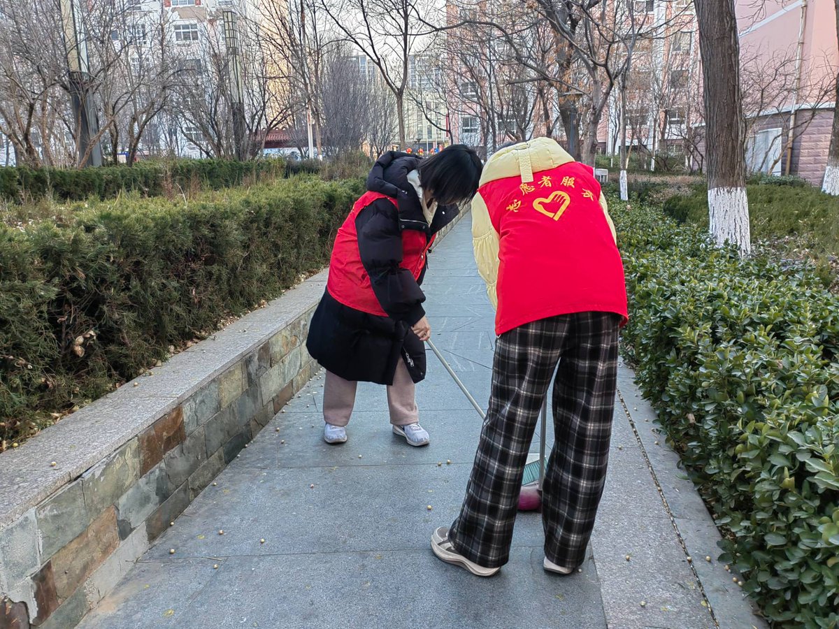 Troll12747707's tweet photo. Spent this morning distributing warm meals to unhoused neighbors in downtown Brooklyn. Small acts of kindness can make a big difference. Grateful for the chance to give back. #Volunteer #KindnessMatters， https://t.co/kwwOFropv8