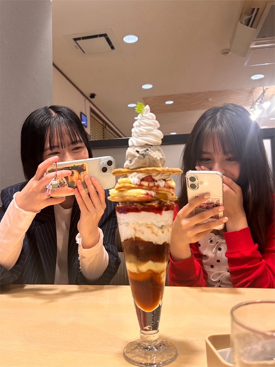 kohana_arisaka's tweet photo. 【おまけ】
巨大パフェにニコニコな美樹ちゃんとあまりの大きさに驚愕する私
#ギャバい https://t.co/dPxMtNRLgn