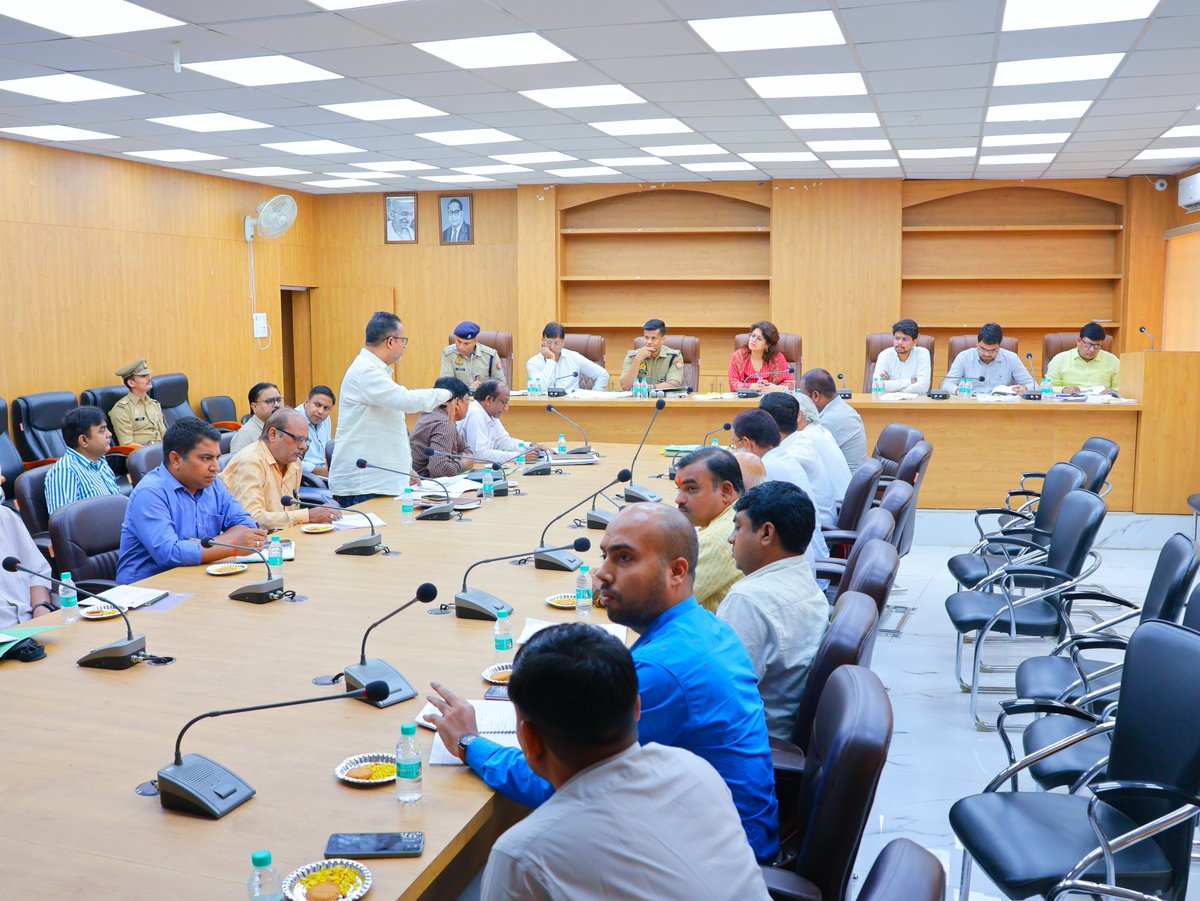mahobapolice's tweet photo. जिलाधिकारी महोबा श्रीमती ग़ज़ल भारद्वाज एवं पुलिस अधीक्षक महोबा श्री शशांक सिंह @shashsinghips की संयुक्त अध्यक्षता में कलेक्ट्रेट सभागार, महोबा में मासिक सड़क सुरक्षा समिति की समीक्षा बैठक संपन्न हुईं ।
🔸 बैठक में सड़क सुरक्षा व्यवस्था को और अधिक सुदृढ़ एवं प्रभावी बनाने, दुर्घटनाओं में कमी लाने, सुगम एवं सुरक्षित यातायात सुनिश्चित करने, जनजागरूकता अभियानों को गति देने तथा विभिन्न लंबित प्रकरणों की विस्तृत समीक्षा की गई।
🔸 इस दौरान संबंधित विभागों के अधिकारियों को समन्वित कार्रवाई, ब्लैक स्पॉट्स पर प्रभावी सुधार, यातायात नियमों का कड़ाई से अनुपालन सुनिश्चित कराने एवं सड़क सुरक्षा से जुड़े आवश्यक बिंदुओं पर समयबद्ध कार्यवाही के निर्देश दिए गए।

#UPPolice #MahobaPolice 
#RoadSafety #SafeRoads #TrafficSafety