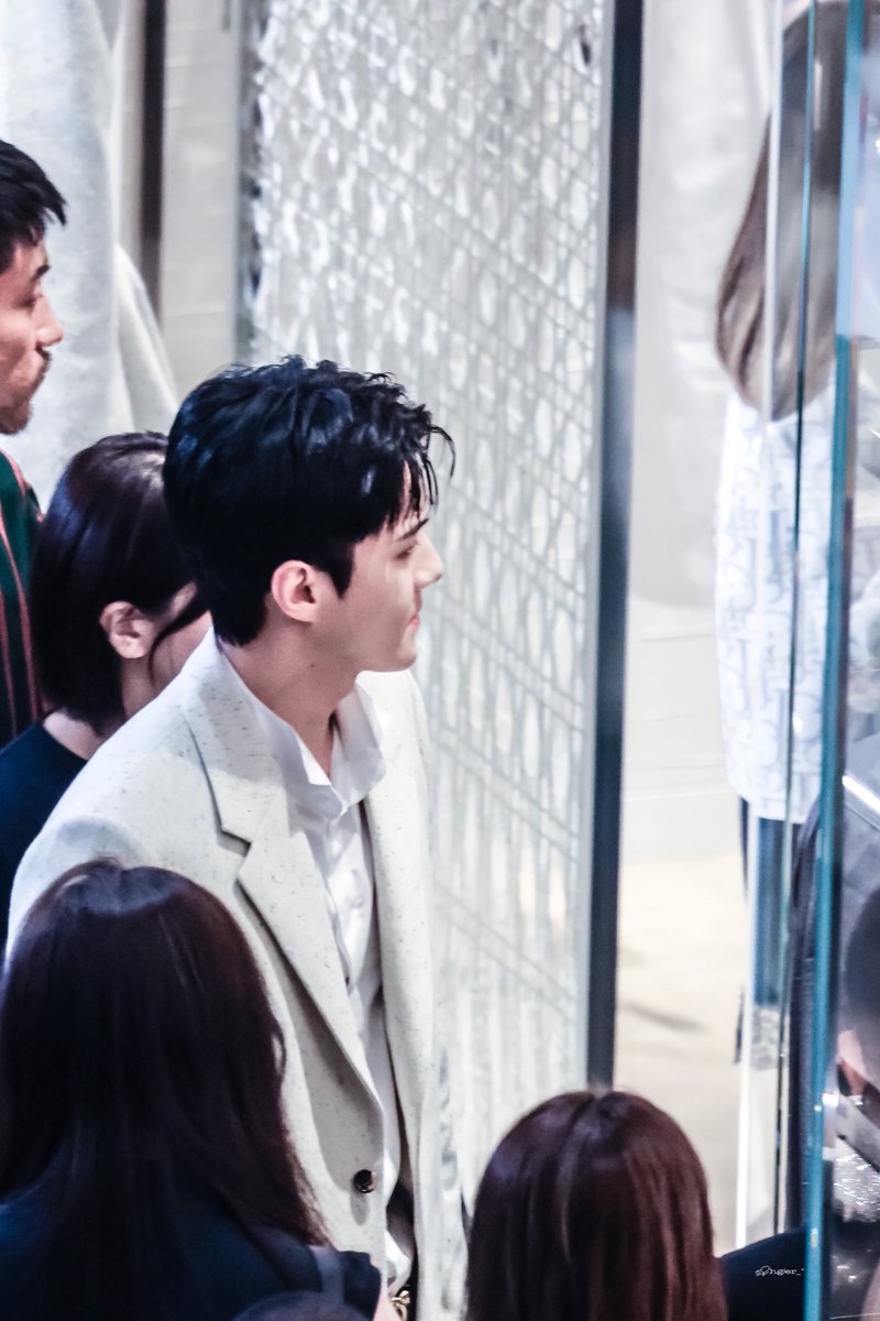 Shgler_'s tweet photo. 260722 Siam Paragon DIOR
👑

#세훈 #SEHUN #오세훈 #sehun
#DIOR https://t.co/9iLfZXyvq8