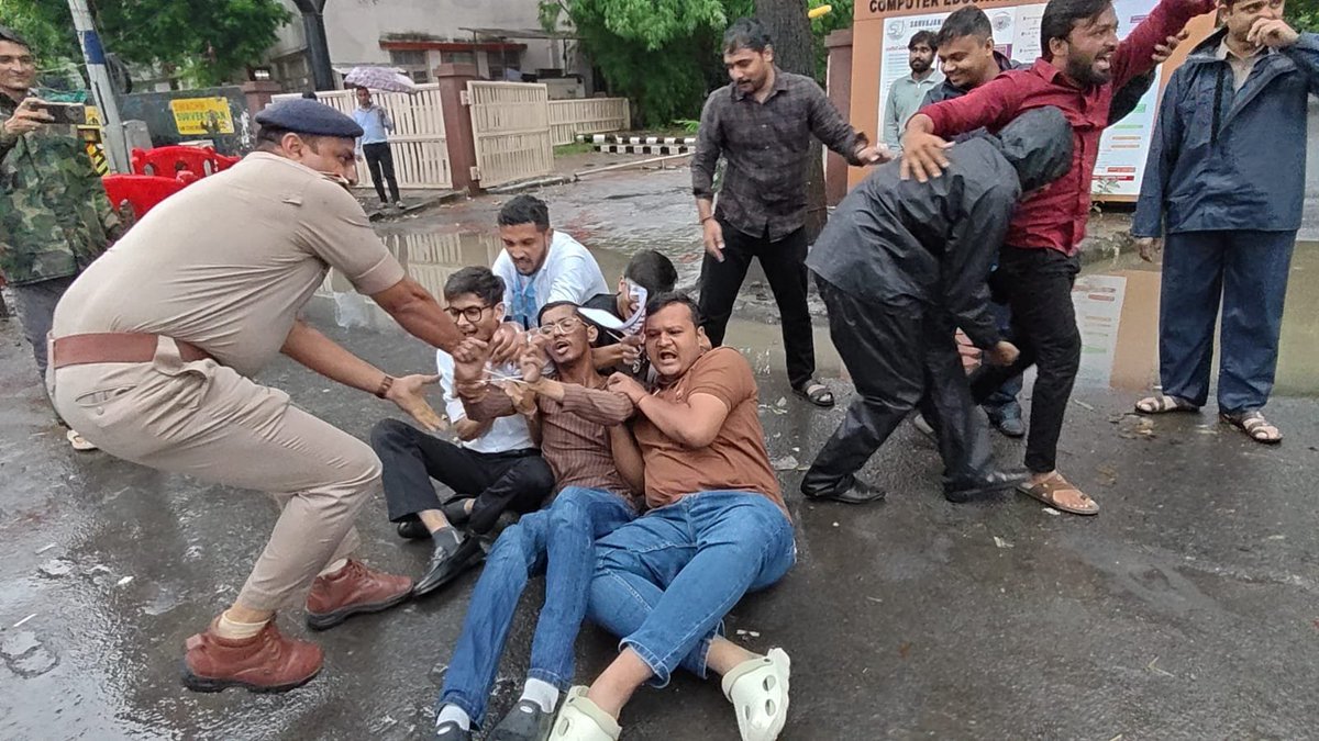 nsui's tweet photo. दिल्ली में छात्रों पर हुए लाठीचार्ज के विरोध में आज NSUI सूरत ने जोरदार विरोध-प्रदर्शन किया। प्रदर्शन के दौरान पुलिस ने NSUI कार्यकर्ताओं को हिरासत में लिया, लेकिन छात्रों के अधिकार, शिक्षा में पारदर्शिता और लोकतांत्रिक मूल्यों की लड़ाई को हिरासत में नहीं लिया जा सकता। https://t.co/uPREl8tOQS