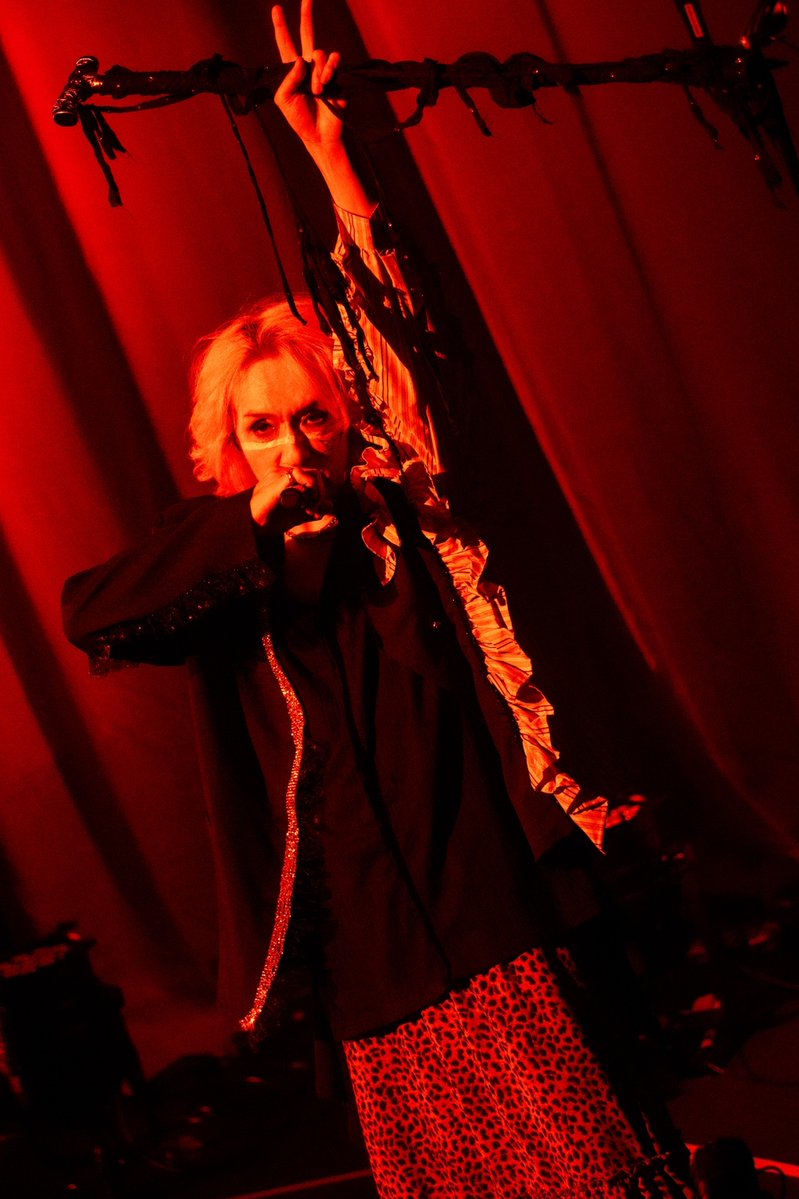 realsoundjp's tweet photo. ◤◢◤ 特集：BUCK∞TICK ライブレポート ◢◤◢

📎https://t.co/5hjpl3VTxF

BUCK∞TICK 星野英彦の60歳を祝福した特別なステージ
「ヒデが還暦だってよ、あっちゃん！」――重なり合った“5人”の想い

#BUCKTICK @BUCKTICK_INFO https://t.co/yYvC6Q7ToE