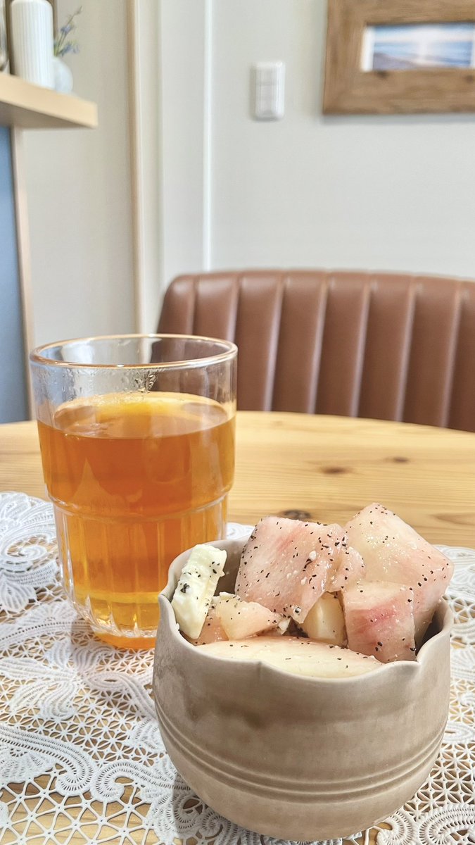 eeerikopin's tweet photo. これは今朝の朝ごはん。
上の階ニキからいただいた桃をクリームチーズとハチミツとアールグレイでマリネしたやつと
漬けておいたハチミツレモンの紅茶。

昼はもっちゃんからいただいたお土産食べた。
毎日美味しい…😭✨ https://t.co/s5uaYvMG08
