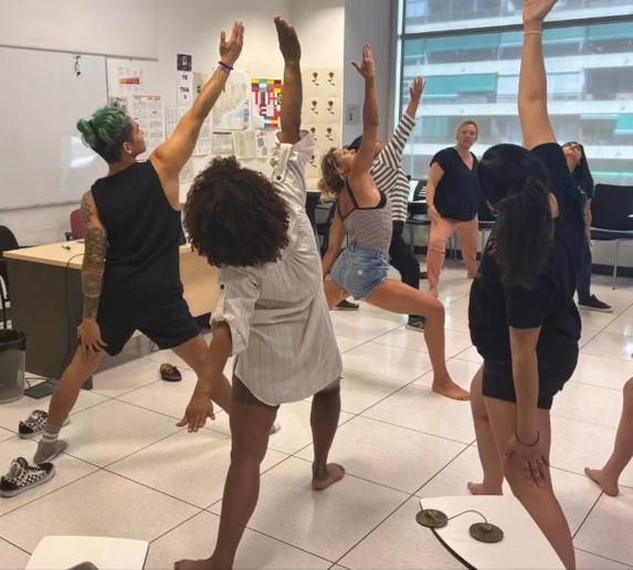 CNLBarcelona's tweet photo. 🧘‍♀️💬 El català també ens ajuda a trobar l'equilibri!

Un grup d'Elemental 1 ha tancat el curs amb una sessió de ioga molt especial: la Nikoletta, alumna dels cursos i instructora de ioga, ha guiat per primera vegada una sessió de ioga en català! 🌿💙 https://t.co/Dqw2YJziu3