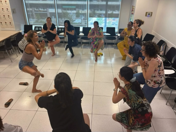 CNLBarcelona's tweet photo. 🧘‍♀️💬 El català també ens ajuda a trobar l'equilibri!

Un grup d'Elemental 1 ha tancat el curs amb una sessió de ioga molt especial: la Nikoletta, alumna dels cursos i instructora de ioga, ha guiat per primera vegada una sessió de ioga en català! 🌿💙 https://t.co/Dqw2YJziu3