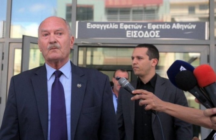 IliasKasidiaris's tweet photo. Με τον Μιχάλη Αρβανίτη βρεθήκαμε μαζί στις φυλακές υψίστης ασφαλείας το θέρος του 2021 υπό άθλιες συνθήκες εγκλεισμού με 45° υπό σκιάν. 
Τον κράτησαν παρανόμως επί μήνες στα κυβερνητικά κάτεργα, παρ' ότι είχε συμπληρώσει ηλικιακά το 75ο έτος και ο νόμος απαγόρευε την φυλάκισή του! 
Αυτή ήταν η εκδίκηση του φαύλου καθεστώτος, γιατί ο Μιχάλης Αρβανίτης με τον ατσάλινο λόγο του μέσα στη βουλή συνέτριβε συστηματικά την διαφθορά και την εθνική μειοδοσία.
Παραθέτω μία εικόνα του 2014, αμέσως μετά την ανάκρισή του από το βρώμικο παραδικαστικό κύκλωμα της ΝΔ.
Παρ' ότι του επέβαλαν τον παράνομο περιοριστικό όρο της "απαγόρευσης δημοσίων δηλώσεων", ο Μιχάλης βγήκε από το Εφετείο απτόητος και κατήγγειλε αμέσως την σκευωρία τους.
Υπήρξε πρότυπο νομομαθούς, ρήτορος και εθνικού αγωνιστού.
ΑΘΑΝΑΤΟΣ!