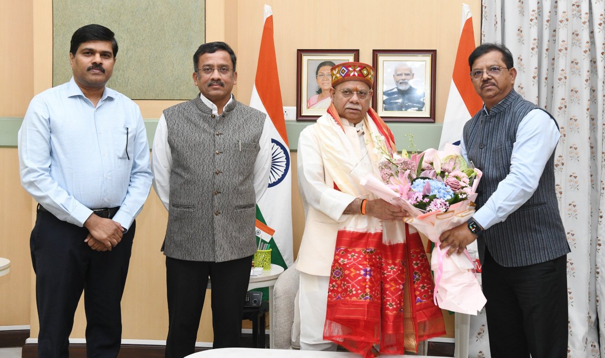 cgstcushyd's tweet photo. Chief Commissioner, CGST &amp; Customs , Hyderabad Zone Shri Arun Kumar along with other senior officers called on the Hon’ble Governor of Telangana, Shri Shiv Pratap Shukla at Lok Bhavan today . https://t.co/imoQTZAPDT