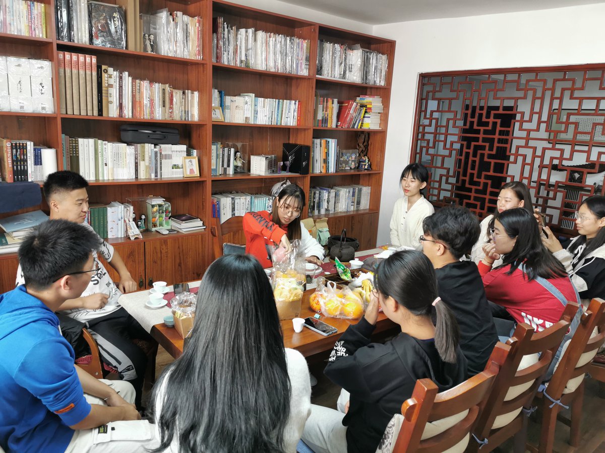 sugarroll7122's tweet photo. Just wrapped our campus book-reading club’s poetry exchange! Members shared favorite lines, laughed, and discovered new poems together. Next meetup: Oct 12, sign up via link in bio! ， https://t.co/osqFdFFcue