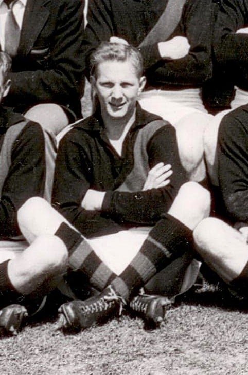 ProjectRedBlack's tweet photo. Sad to learn of the passing of @essendonfc Legend Greg Sewell who was a great supporter of me ❤️🖤🙏
He told me in 2019, "I'm certainly a better person for having been involved at the EFC. It's taught me a lot, the friends you meet, how you should do the right thing". Vale #652 https://t.co/nYegtBy2xI
