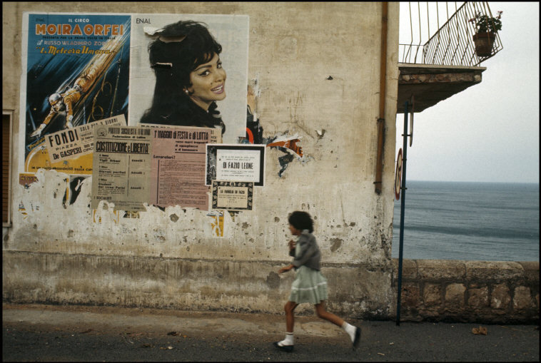 eyeonaxis's tweet photo. Italy, 1964, by René Burri https://t.co/qvFuxp05rv