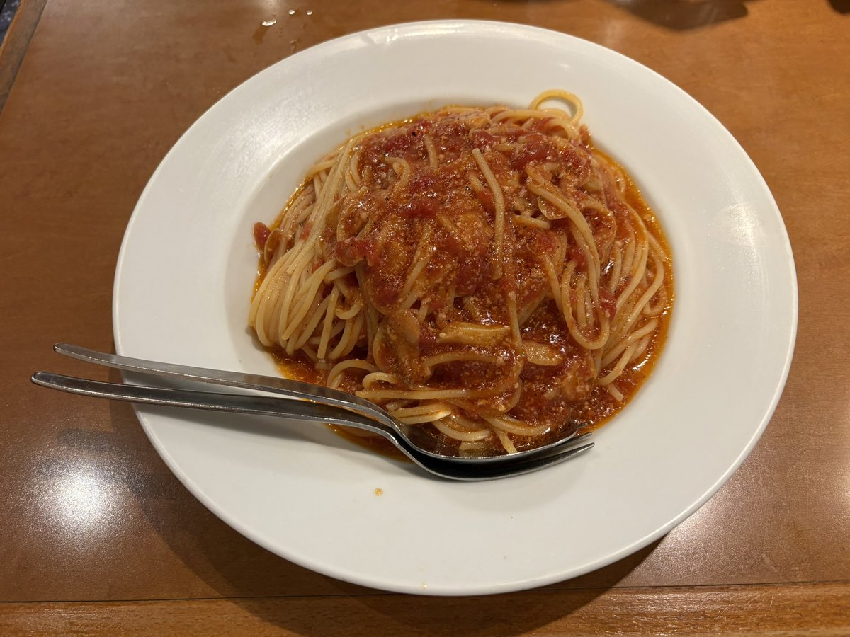 SK_vihta's tweet photo. 今週と来週の木曜日の夕方は、カプリチョーザのトマトとニンニクのスパゲッティが半額🍅🧄
職場のすぐ近くにお店があるので仕事終わりに行ってみたら、もう数人待ちが発生していた😳
自宅の最寄り駅にも店舗があるし、トマトとニンニクのスパゲッティ好きなんですよね🍝😋 https://t.co/KeC1loP9JW