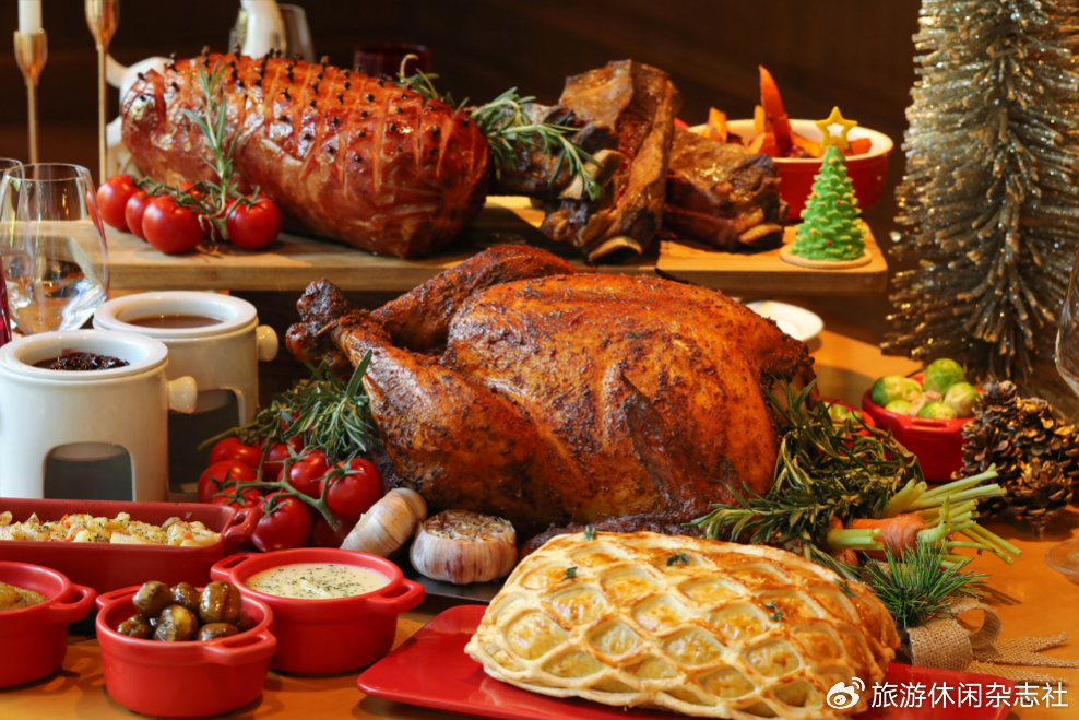 Hamit9897's tweet photo. Festive Feast Alert! Roasted turkey, honey-glazed ham, and spiced mulled wine—your perfect Christmas Eve dinner just got easier. Tap to grab our holiday special menu! https://t.co/K58Tj4WTTp