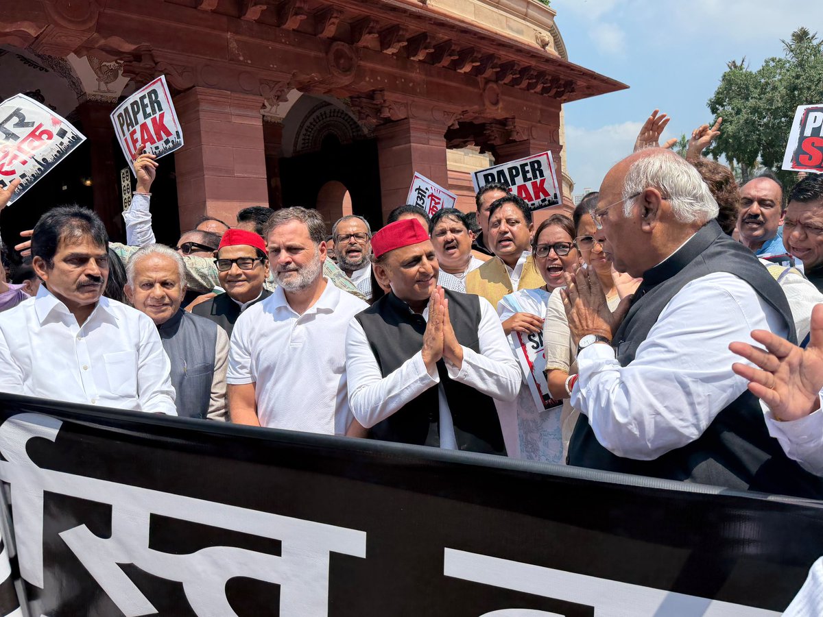 yadavakhilesh's tweet photo. जब नहीं सुनेगा हुक्मरान
तब करना होगा ये एलान 
अब नहीं थमेगा नौजवान 
ले कर हाथ में ‘संविधान !!!! https://t.co/enVTz2P3aw