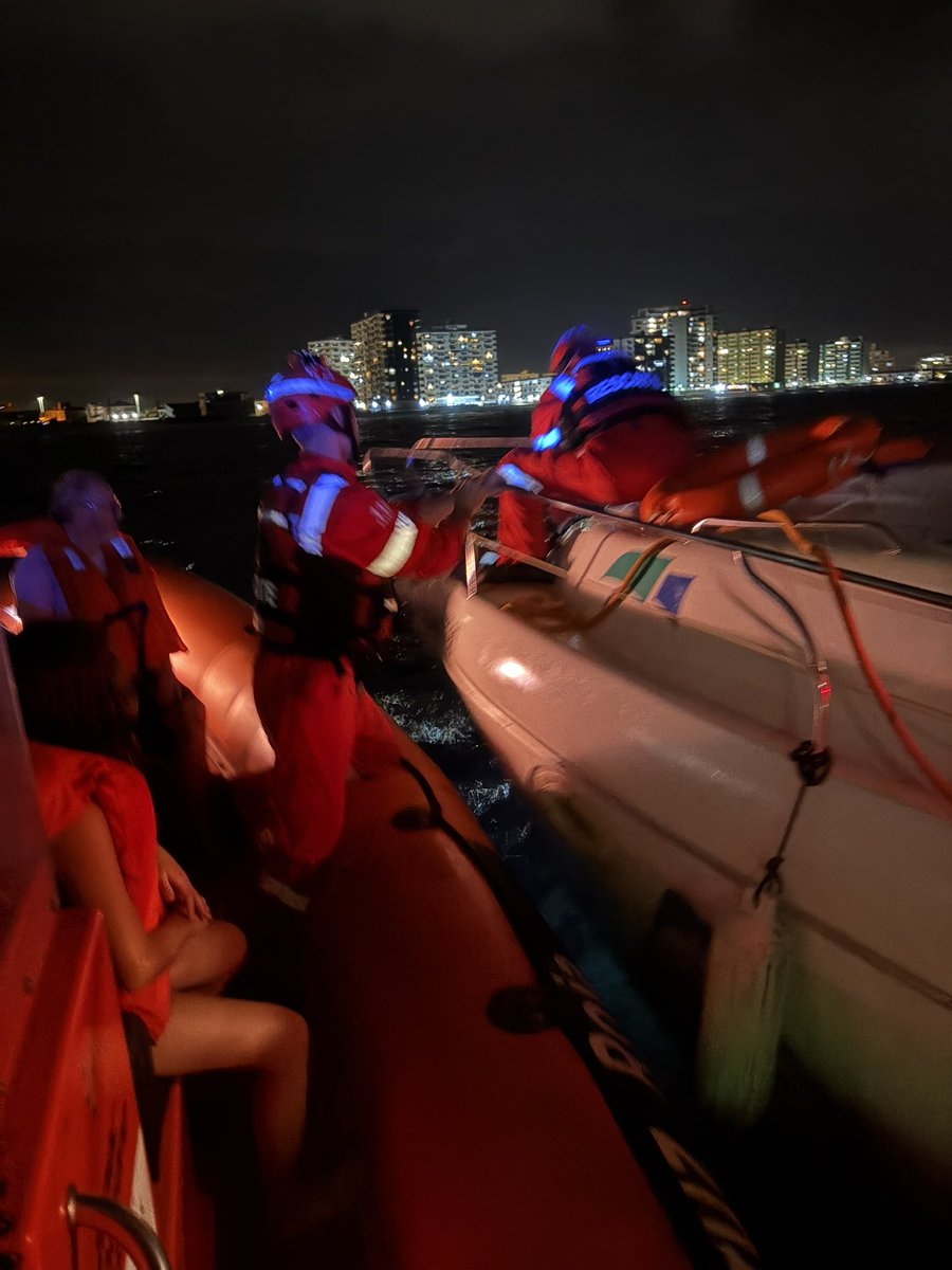 CruzRojaRMurcia's tweet photo. Llamada de la #radiocostera informando que la motora Flipper tiene conato de🔥en máquina con 2 adultos y 4 menores en #LaManga @salvamentogob movilizó embarcación del #PlanCopla @112rmurcia asistiendo la #LSAtenea para extinguir y posterior remolque a puerto sin daños personales https://t.co/fBsa85QL2L