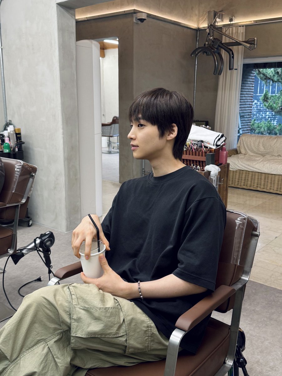 52siE's tweet photo. 사실은 떠후가 은은하게 스포 흘렸는데 
달고나들이 눈치못챈거엿음 좋겠닿
이거 머리도 민환이 머리잖아 제발 한번만 더보자아 https://t.co/M8NBVXhUfc