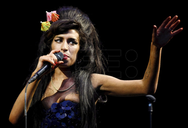 EFELafototeca's tweet photo. 15 años de la muerte de Amy Winehouse, la cantante británica que revitalizó el soul, el jazz y el R&amp;B. Ganó cinco premios Grammy en 2008 por ‘Rehab', incluyendo Mejor Artista Nuevo, Grabación del Año y Canción del Año #EFEfototeca https://t.co/2UeQGPMfSK