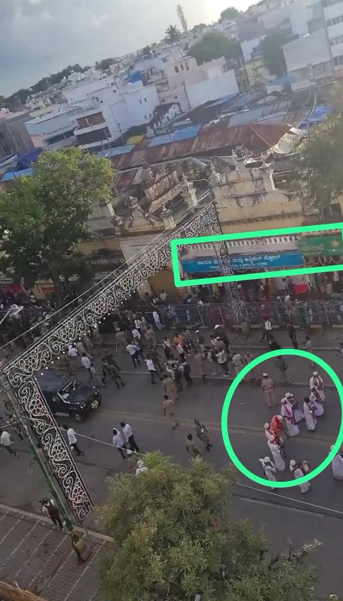 manjesh93's tweet photo. @RanaAyyub This scene is from Mysuru, Karnataka, during the famous Mysuru Dasara festival. Students get beaten with lathis after being misled by such uncouth individuals. It is clearly evident that the video has a voice-over; despite the massive crowd, a single voice comes through clearly. https://t.co/9zbN4LB4jM