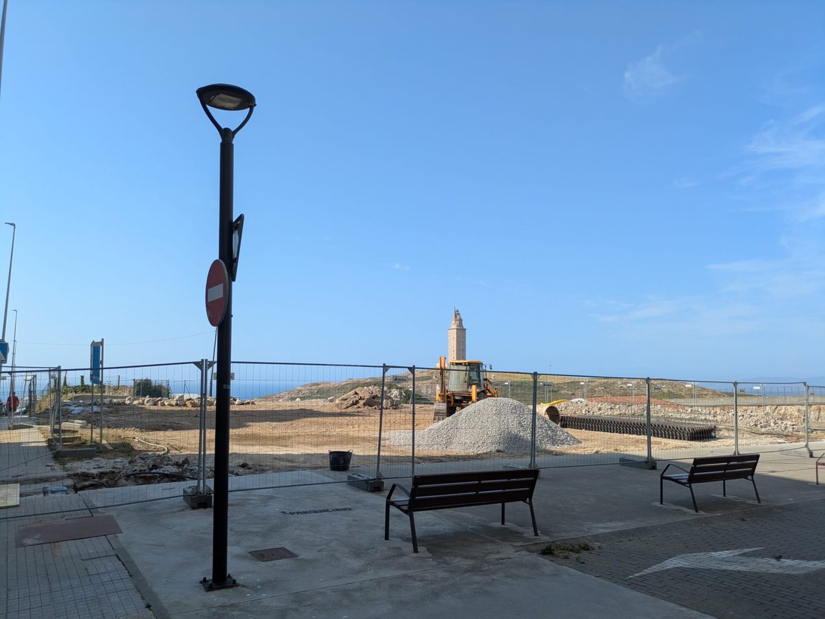 QueremosParque's tweet photo. Así va el despropósito de Carlos Casares perpetrado por @ConcelloCoruna 

En zona de protección de la Torre de Hércules, limitando las vistas desde zonas públicas (incumpliendo el plan de protección)

Destruyendo 1 hectárea de zona verde, para hormigonarla y vallarla, separándola https://t.co/o5Wh1R74xQ
