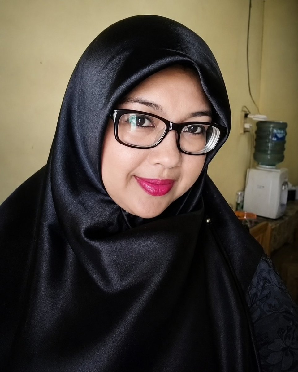 chaaaaww's tweet photo. Ini dia pelakunya.
Guru yang tega bawa muridnya sendiri, kelas 2 SD, yatim piatu, buat di sdm suaminya.

Sumpah abis baca berita ini dada jadi sesek luar biasa. Ga habis pikir ada manusia sekeji ini. Orang yang harusnya jadi tempat anak merasa aman malah jadi pihak yang ngehancurin hidupnya. 

Btw, sampe siang ini warga Tanjung Balai masih demo depan polres tempat pelaku diamankan. Semoga dua lucknud ini dihukum seberat-beratnya, dan si adik dpt pendampingan psikologis terbaik 💔🥺