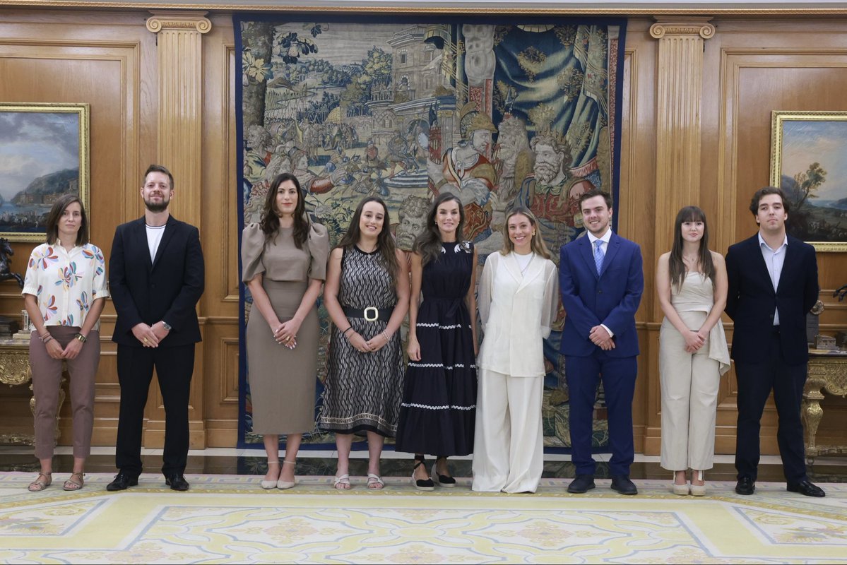CasaReal's tweet photo. La Reina recibe en el Palacio de La Zarzuela al equipo creador y a los protagonistas del documental «Los nietos del silencio», un proyecto audiovisual realizado por jóvenes periodistas y comunicadores que recoge el testimonio de nietos y nietas de víctimas del terrorismo de ETA.

➡️https://t.co/EQwpllaD2x