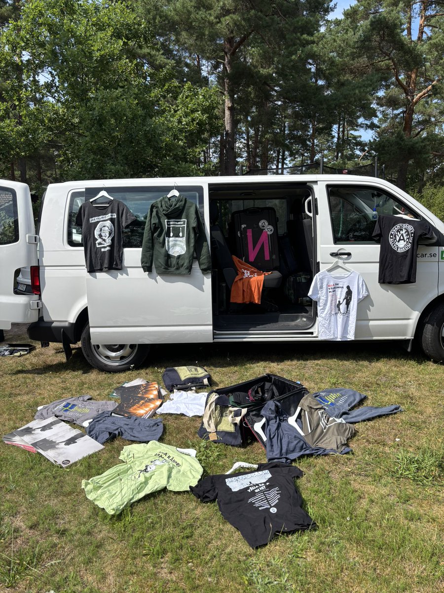 RalleArvid's tweet photo. Ingen sommarturné utan MINST en räddningsaktion av dyngsur merch som annars riskerar att lukta som termosen med varm choklad man glömde fem månader efter utflykten till Svartbäcksmåla. Ni vet. Den man hittade eftersom helt nya former av liv skapats inuti i den. https://t.co/5yWqRjyEXq