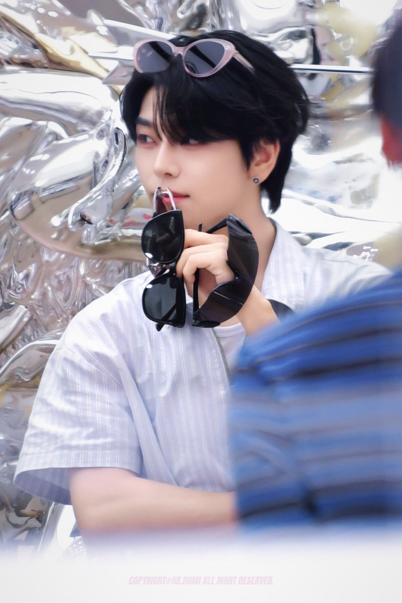 He_Gumi's tweet photo. 260723 더블러버스 팝업 #허씬롱

새우깡 같은 손가락으로 선글라스 세개나 잡음 

#씬롱 #XINLONG #鑫隆 #シンロン  #ALD1 #ALPHADRIVEONE #알파드라이브원 #알디원 https://t.co/NCxIUchJlP