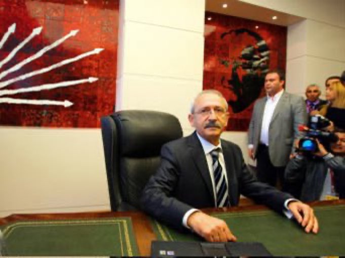 Pamuk_Miya's tweet photo. KayyumKemal Kılıçdaroğlu: 

“Üç günlük dünyada şerefini değil koltuğunu düşünenler varsın geride kalsın.” demiş.

Sakın gülmeyin arkadaşlar 😀😅😂🤣 https://t.co/2oqhU2IjbF