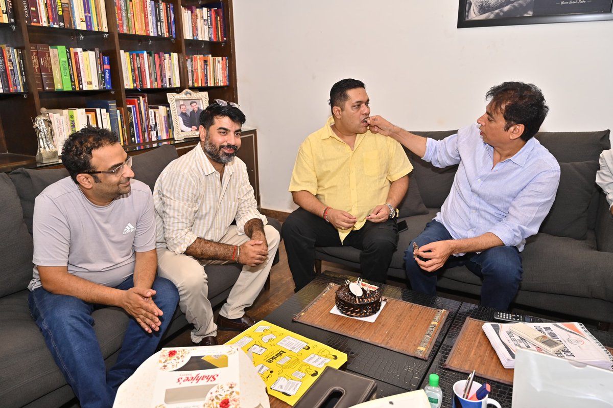 AniruddhINC's tweet photo. आज अपने जन्मदिन पर दिल्ली प्रदेश कांग्रेस कमेटी के लोकप्रिय अध्यक्ष बड़े भाई देवेंद्र यादव जी का आशीर्वाद लिया. https://t.co/P0N7EVihkm