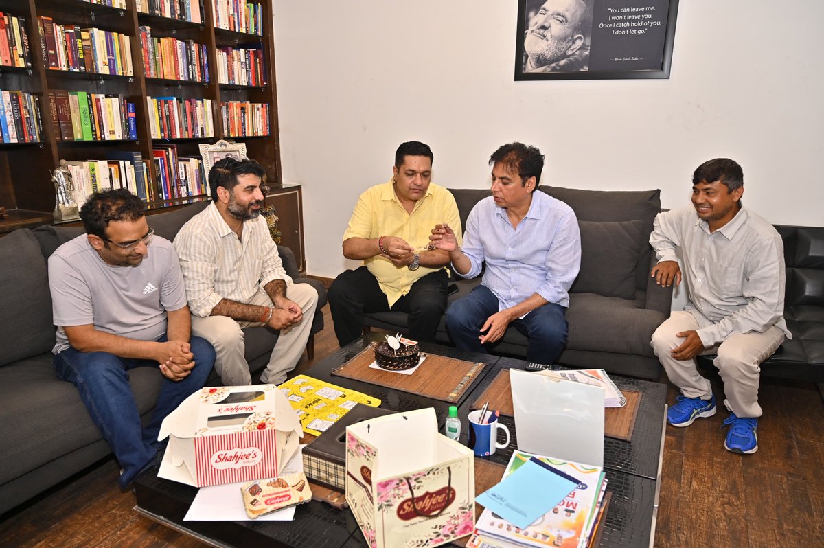 AniruddhINC's tweet photo. आज अपने जन्मदिन पर दिल्ली प्रदेश कांग्रेस कमेटी के लोकप्रिय अध्यक्ष बड़े भाई देवेंद्र यादव जी का आशीर्वाद लिया. https://t.co/P0N7EVihkm