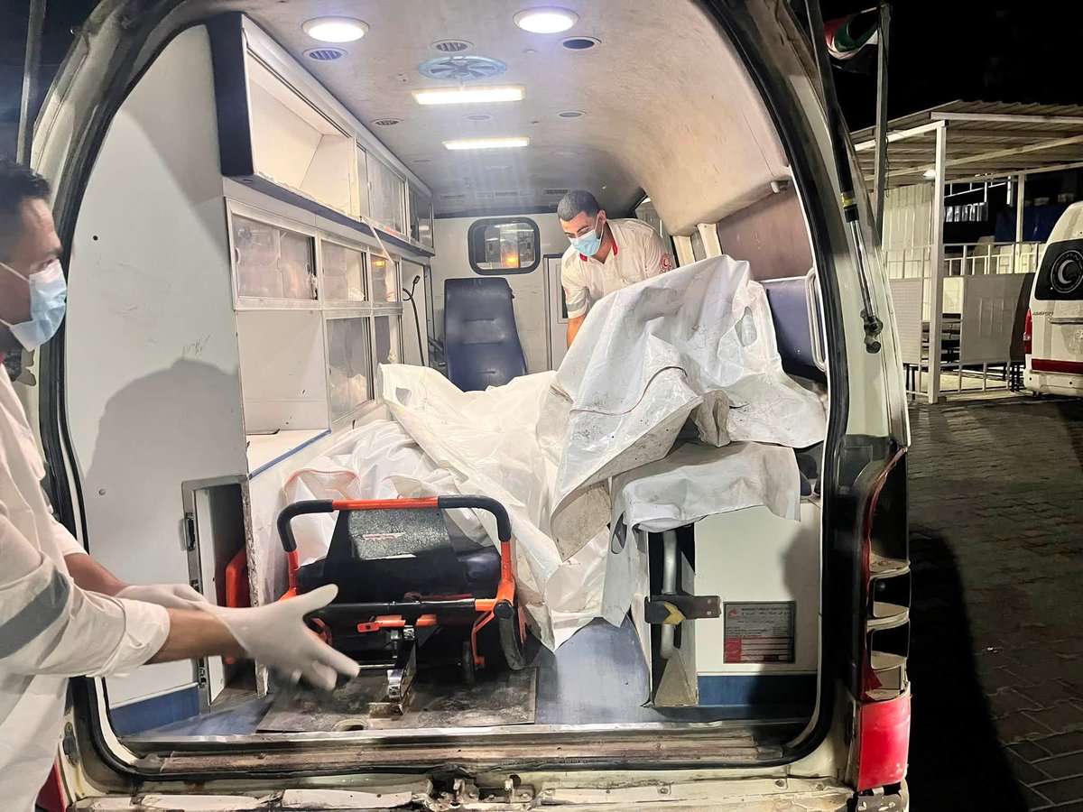 abdazizmo7amd's tweet photo. After the bombing of the Al-Masri family in Gaza, specifically at the Al-Samer roundabout, I was psychologically and physically tired of the scenes I saw
People burning call me from behind the window and because of the big fire we couldn't reach them. https://t.co/2wYBHWNp9u