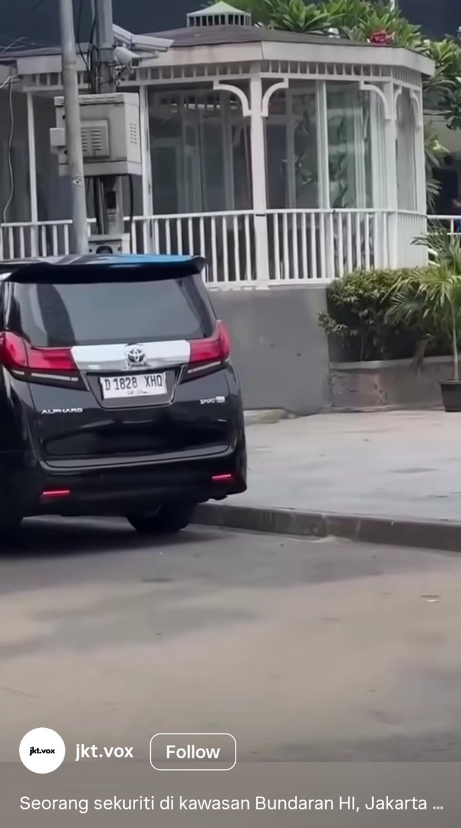DeniDeDongo's tweet photo. Tau kan kasus heboh Satpam Bunderan HI yang nyetop Alphard karena bablas nyelonong lampu penyeberangan, lalu dipaksa suruh minta maaf ?

Asli gw baru tau kalo Daihatsu juga ngeluarin varian Alphard
Gw pikir Toyota doang....

Dan baru tau juga kl Silver Metalik = Item😁 https://t.co/cQh8anBchB