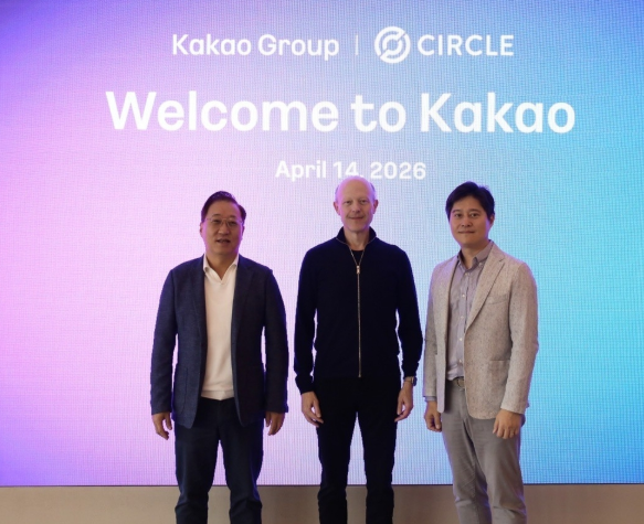 gyeongrokcrypto's tweet photo. 카카오 + 서클 협력

한국의 결제망을 글로벌 달러망에 연결하려는 움직임

카카오뱅크가 ���화 스테이블코인의 발행과 
준비금 관리를 맡고

카카오페이는 결제와 가맹점 정산

카카오톡은 사람들이 사용하는 
디지털 지갑 역할을 맡을 가능성이 크네요

그리고 해외로 돈이 나갈 때는

원화 > 원화 스테이블코인 > USDC > 현지 통화

카카오는 한국인의 지갑과 결제망을 잡고
서클은 그 결제망을 세계의 달러망에 연결하려는 겁니다

그렇다면

실제 결제량이 올라오는 블록체인이 수혜 받겠군

이더리움? 솔라나? 카이아?