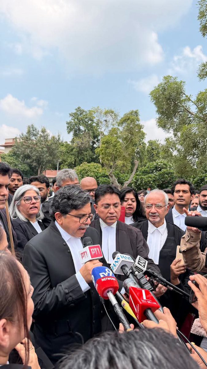 AdvBabitaAap's tweet photo. Ex Chief Justice of Orissa High Court And currently Sr Adv S Murlidhar along with many Advocates joined in the solidarity of the students movement. https://t.co/m81tKZ8jct