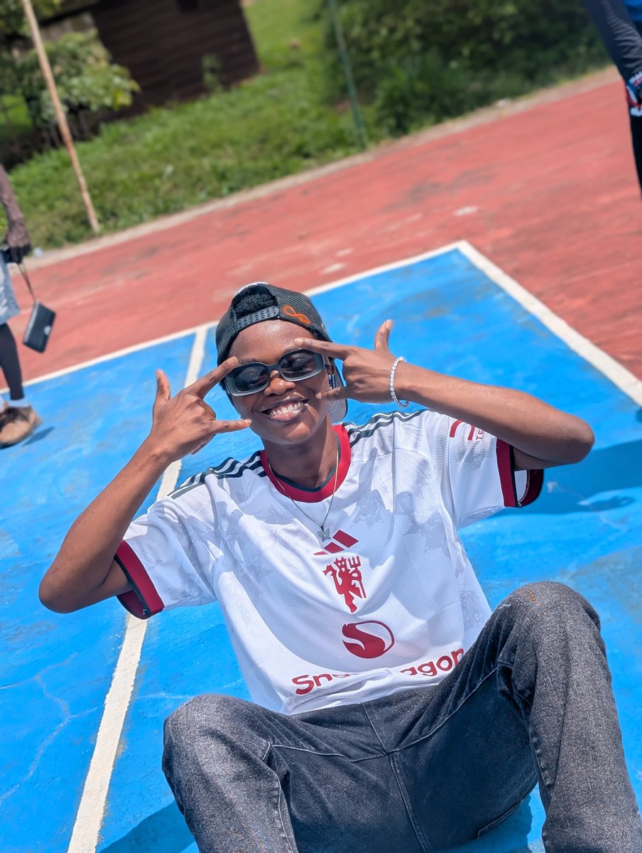 Graviz_designs's tweet photo. Guys… it's almost my time to graduate. 🥹🎓
Jersey Day at FUTA FYB Week. ❤️
Feels like yesterday I was a fresher. Now, the finish line is in sight.
Here's to finishing strong. ✨
#FUTA #FYBWeek #JerseyDay #FinalYear https://t.co/pvOZlzWLar