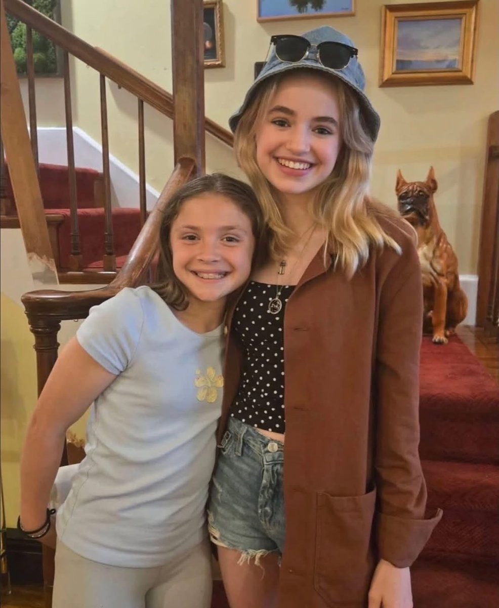 nellfiisher's tweet photo. Nell with a fan in New York 🤎 https://t.co/faDRrVquxk