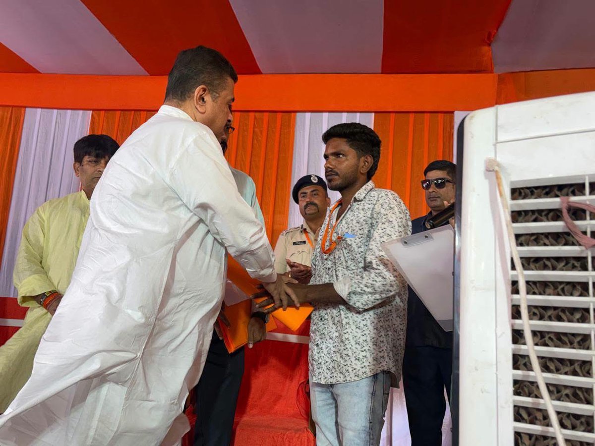 BJP4Bengal's tweet photo. Chief Minister Shri @SuvenduWB  met with the families of the victims of the tragic accident at the Govindapur rail gate in Murshidabad and expressed his deepest condolences. He assured them of complete support on behalf of the state government during this difficult time.
Additionally, he inquired about the condition of the injured undergoing treatment at Murshidabad Medical College and Hospital and wished them a speedy recovery. Handing over financial assistance to the families of the deceased and the injured, the Chief Minister pledged all necessary support.