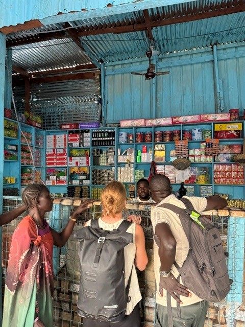 UKinSouthSudan's tweet photo. In Pibor 🇸🇸, we met Chief Administrator Gola Boyoi Gola.
We visited the local market &amp; heard how trade is supporting livelihoods.

We also exchanged views on tackling the interconnected challenges of conflict, food insecurity, youth unemployment &amp; lack of infrastructure. https://t.co/e61eH4mJZU