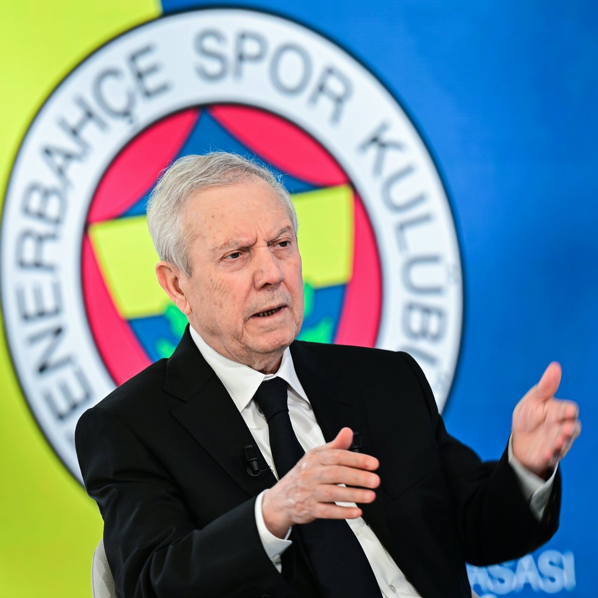 fenerdailycomtr's tweet photo. Bir santrfora ihtiyacımız var, onu arıyoruz.

(Aziz Yıldırım) https://t.co/Bx5K4WmVDV