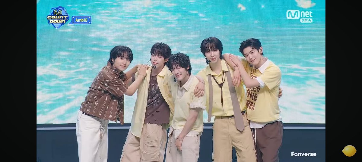 WWEKPOP's tweet photo. #MCOUNTDOWN UPDATE:
#AMBI0 IS DONE PERFORMING WITH "BLUE SPLASH" TO KICKOFF THE SHOW ๐ฆ
THE MC'S ARE OUT I. THE MCD MUSEUM TO ANNOUNCE THIS WEEKS NOMINEES!
TUNE IN TO @MnetMcountdown RIGHT NOW ON @MnetKR ๐จ https://t.co/XbEcijFssR