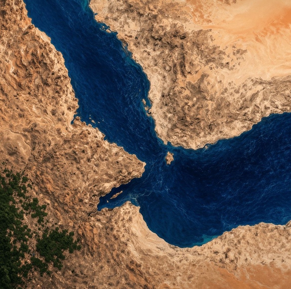 global_reportss's tweet photo. JUST IN: 🇾🇪 5 oil tankers diverted in the Red Sea to avoid Bab al-Mandab Strait due to Yemeni Ho*thi blockade and missile strikes. https://t.co/1aBmJZ8aRn