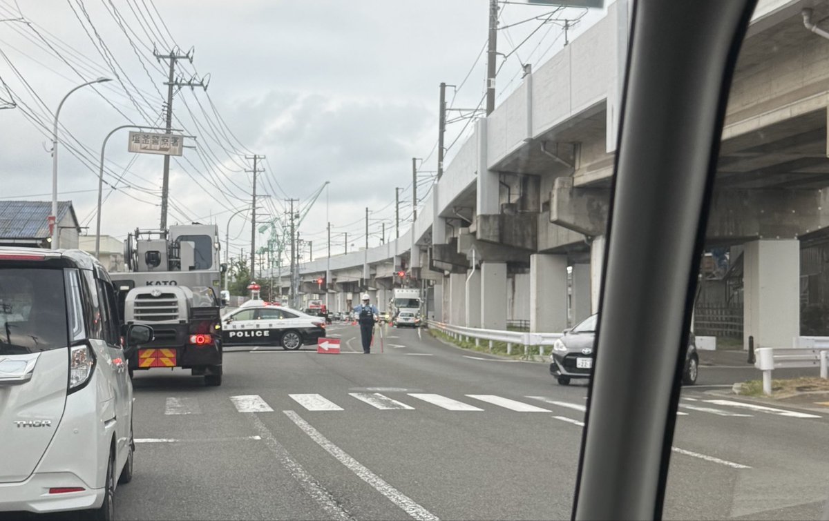 jr__jh's tweet photo. 45号線
塩竈市北浜ファミマの隣りの公園前
昨日の事故の場所が封鎖されており
上下とも迂回させられて大渋滞中 https://t.co/GGczyyDsOe