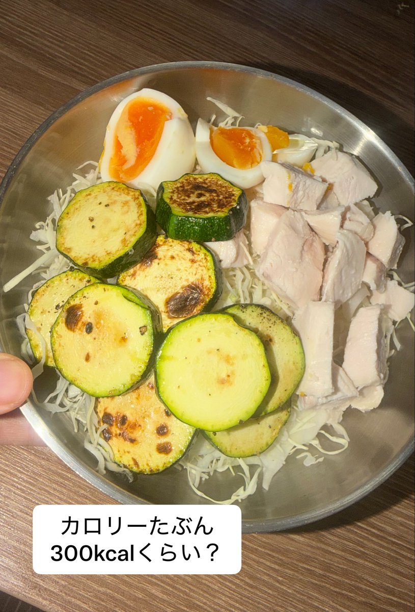 kaki_uni_'s tweet photo. 今日の夜から！
カロリーたぶん300くらいのサラダ🥗
昼間は色々食べちゃった🐤

#ダイエット記録 https://t.co/Q4epjr7BCJ