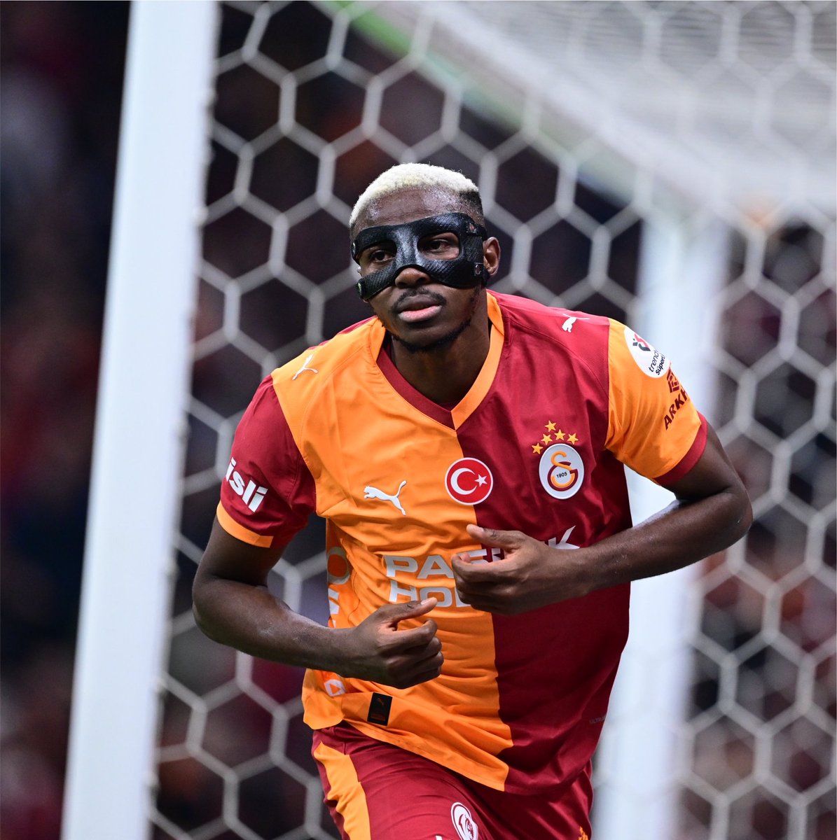 Haluk_Yurekli's tweet photo. Galatasaray gerekli dersleri çıkarmamış.

Taraftarın en çok takıldığı nokta plansızlık; her transfer dönemi aynı şey yaşanıyor.

“En iyi kadro bizde, acele etmemize gerek yok” kibrinden uzaklaşmalı. 
Osimhen olmayınca işler hep zora girdi! Bu şekilde devam edilirse şampiyonluk gider!

https://t.co/HNFlWNK3xp